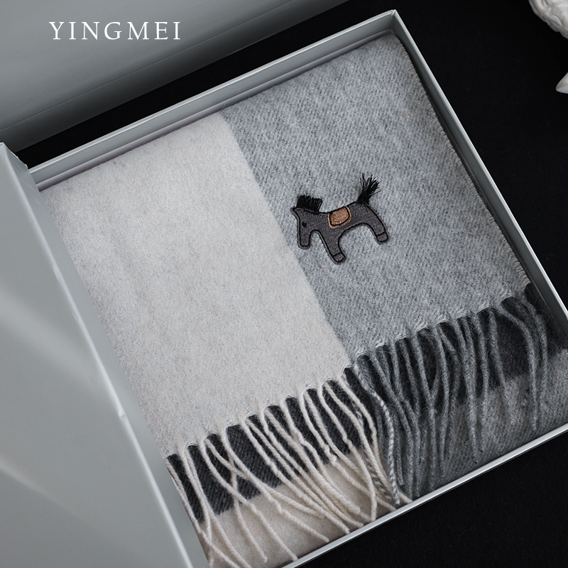 盈妹“随性小马”丨英伦格纹中性风100%羊毛围巾立体刺绣礼盒装冬