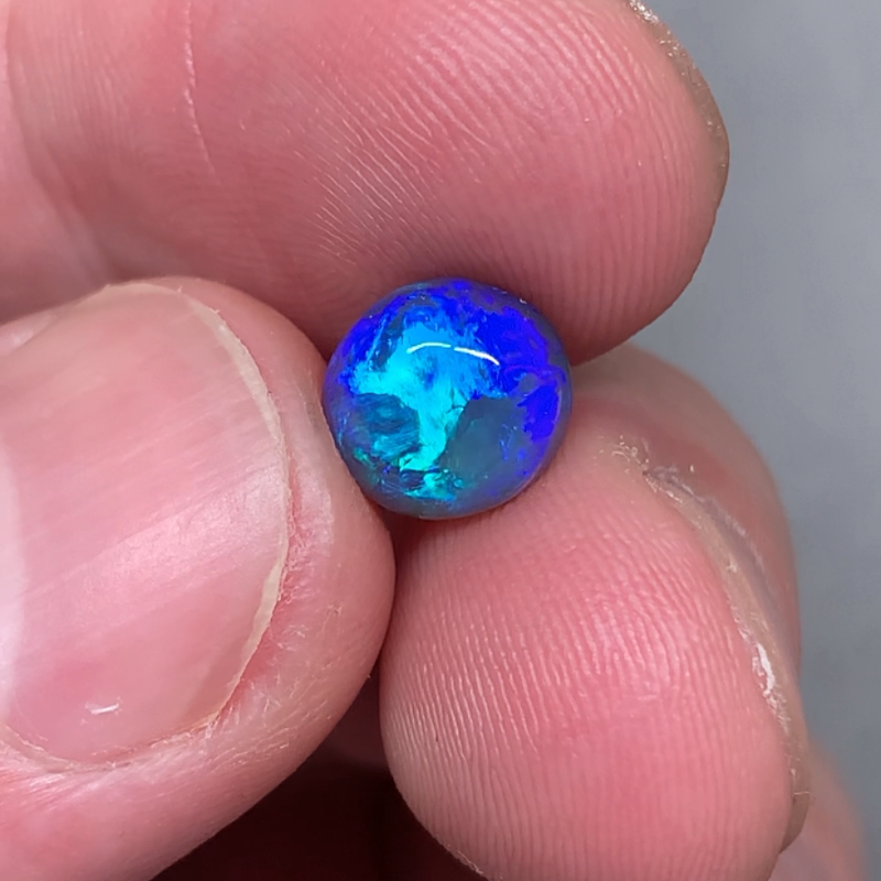 澳洲天然欧泊皇家蓝黑欧泊澳宝球形黑水晶2.08ct 7.7*7.2*5.8mm