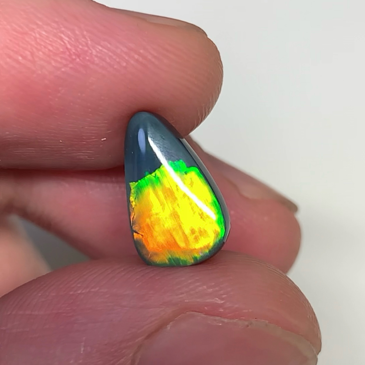 澳洲天然欧泊金绿镜面彩黑欧泊闪电岭澳宝戒指2.16ct 12*7*4.2mm