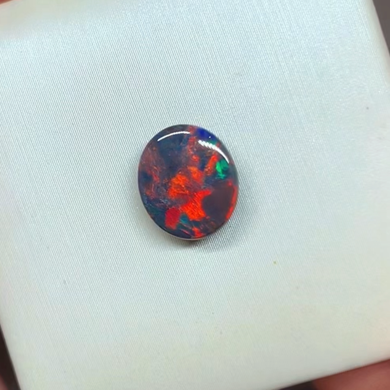 澳洲天然黑欧泊红蓝彩黑欧泊彩宝戒指定制1.88ct 9.7*8.4*3.4mm