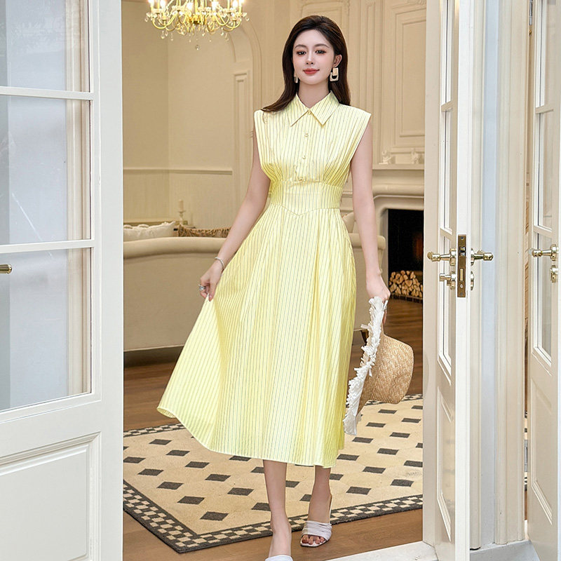 夏天巨好看的连衣裙女2026新款黄色竖条纹时尚通勤轻奢收腰中长裙