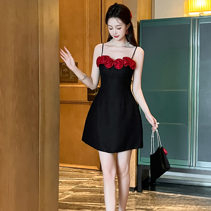 轻奢收腰高级感礼服裙小众设计法式立体黑色玫瑰御姐风吊带连衣裙