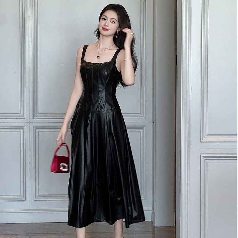 皮裙连衣裙女春秋内搭配大衣显瘦法式气质吊带裙黑色长裙年会礼服