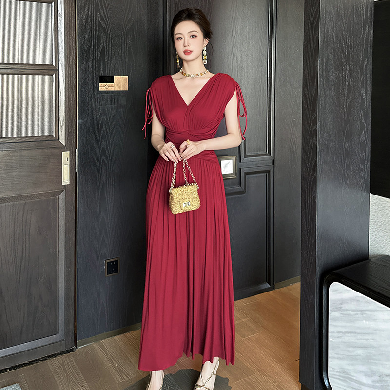 海边度假连衣裙女夏季新款设计感v领红色订婚礼服气质收腰长裙子