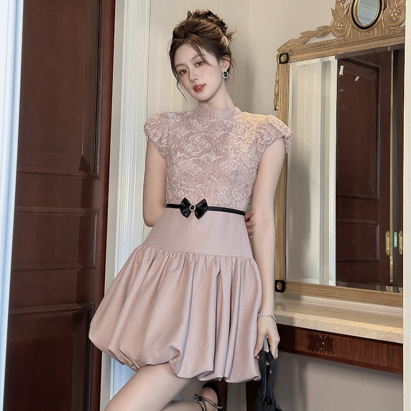 粉色连衣裙女2026新款夏小个子礼服高级感法式气质收腰显瘦花苞裙