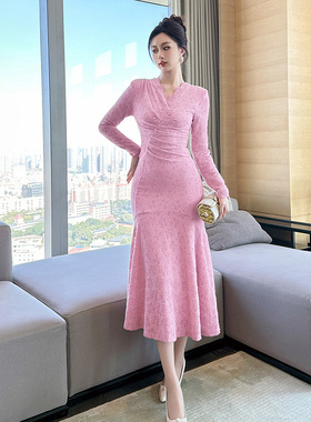 巨好看的冬装连衣裙气质法式粉色蕾丝内搭包臀长裙v领裙子晚礼服