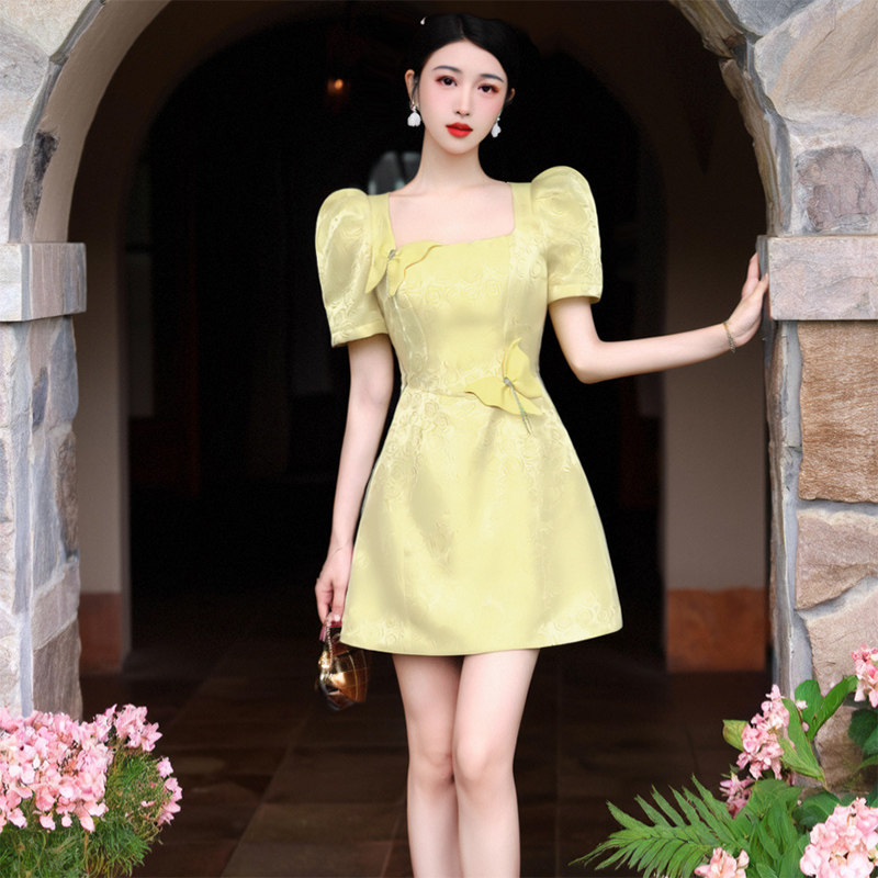 高级感方领连衣裙女轻奢气质法式收腰显瘦2026新款小个子短裙子