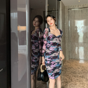 性感印花抹胸晚礼服裙2024秋冬新款紧身褶皱遮肉包臀连衣裙女短款