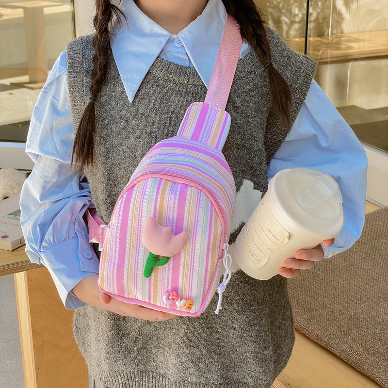 韩版男女童胸包可爱郁金香花朵条纹小孩斜挎包2024新款儿童零钱包