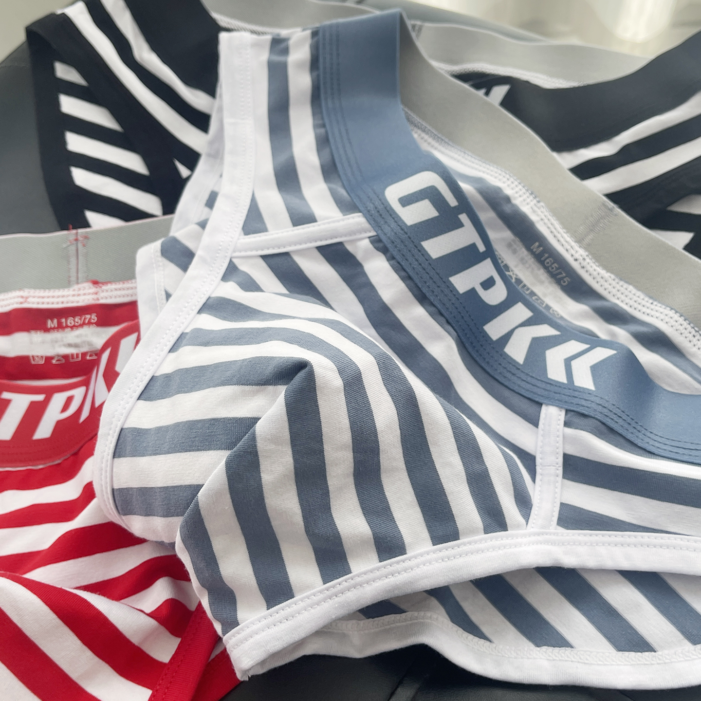 海魂青年学生中腰性感底裤