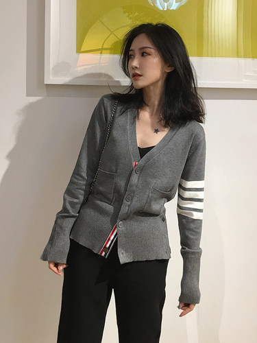 tb开衫女毛衣短款外套红色修身春秋灰色学院风V领针织衫2026上衣