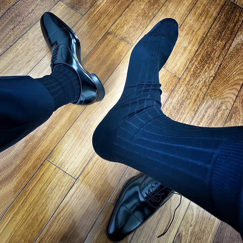 西装男士黑白婚纱照中筒袜