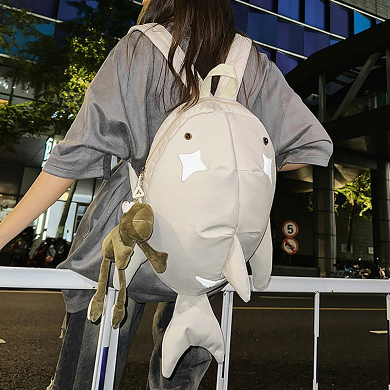 日系卡通鲨鱼双肩包女2025新款可爱搞怪学生书包大容量旅行背包男
