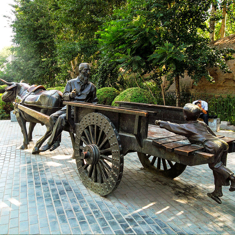 户外大型牛铜雕牛拉车情景主题雕塑定制园林景观动物主题塑像制作