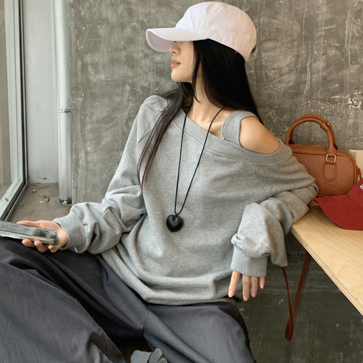 慵懒风灰色美式斜肩带肩带卫衣女