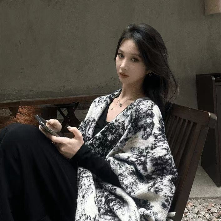 水墨画高级感披肩旅游秋冬长款复古围脖女款流苏围巾气质保暖外套