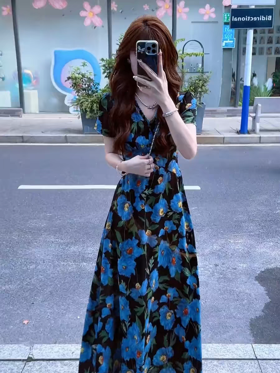法式短袖碎花v领连衣裙子女装夏季2026新款绝美漂亮收腰显瘦长裙