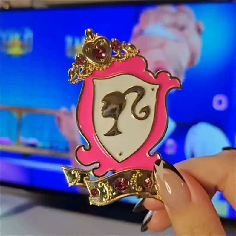 新款《芭比之公主》芭比学院金属徽章精致小众创意卡通动漫二次元