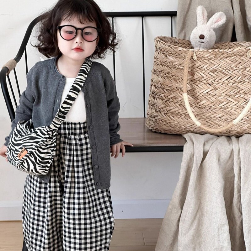 韩国童装2026春季新款深灰薄款针织开衫男女童黑白格子休闲长裤潮