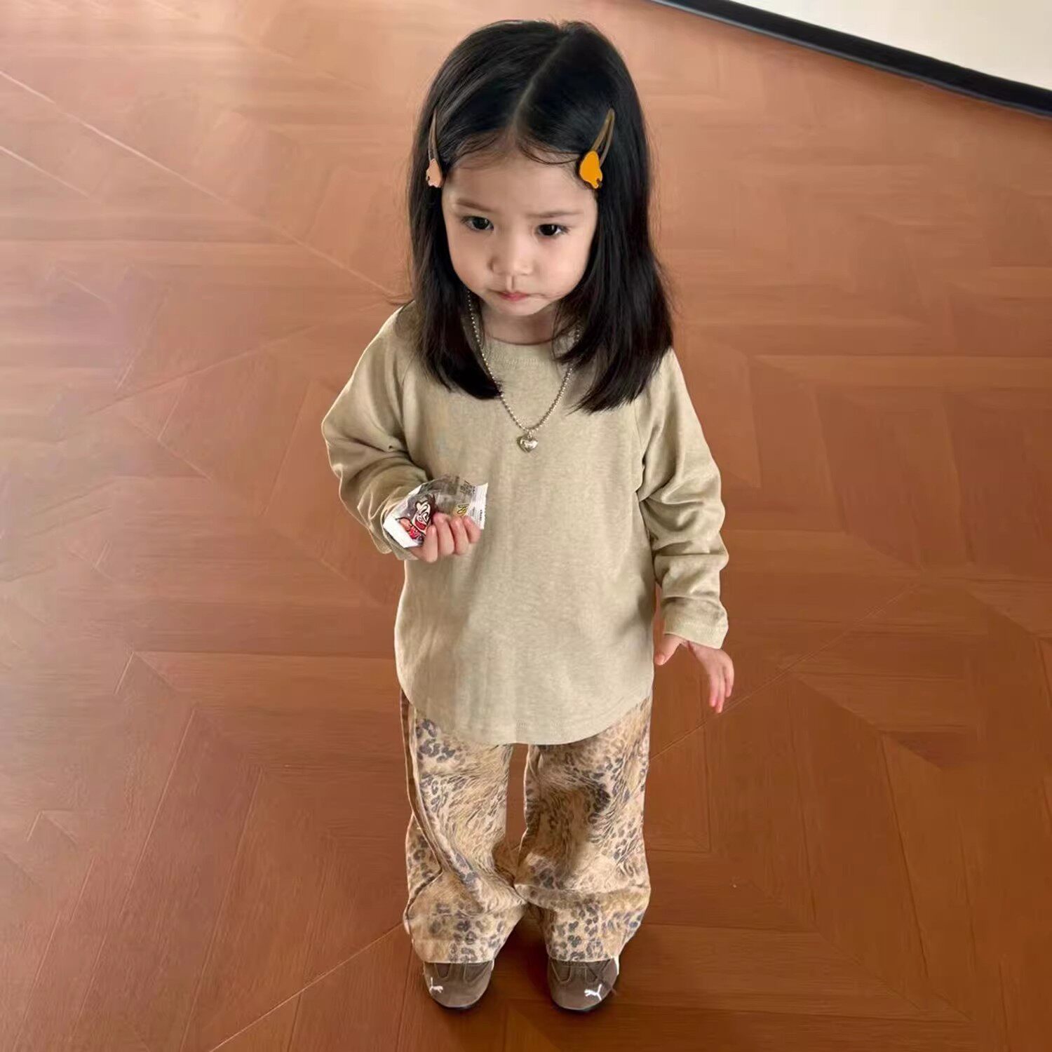 韩版女童2026春季新款卡其色长袖T恤女孩洋气上衣时尚豹纹阔腿裤