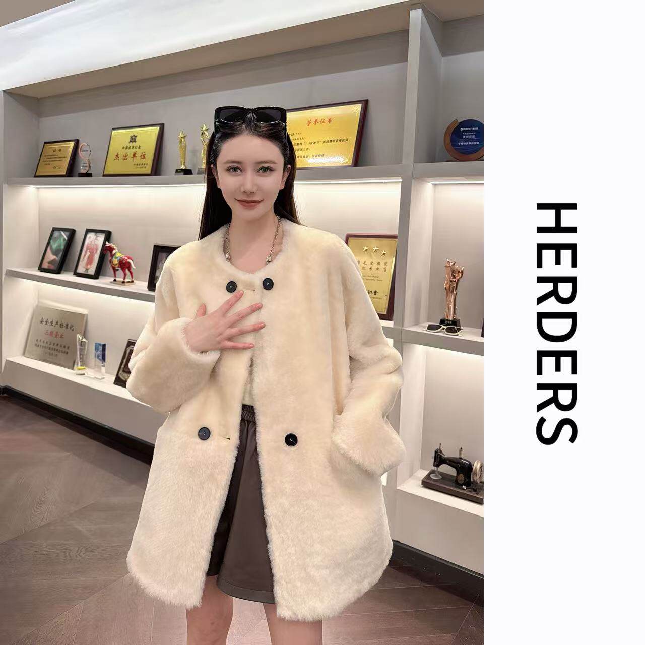 HERDERS （白富美）短款潮流纽扣圆领皮草外套 40915