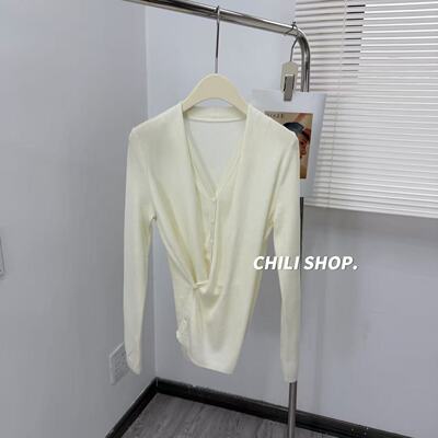 【英英Chili】气质V领法式设计师款凉感天丝针织上衣 03.21