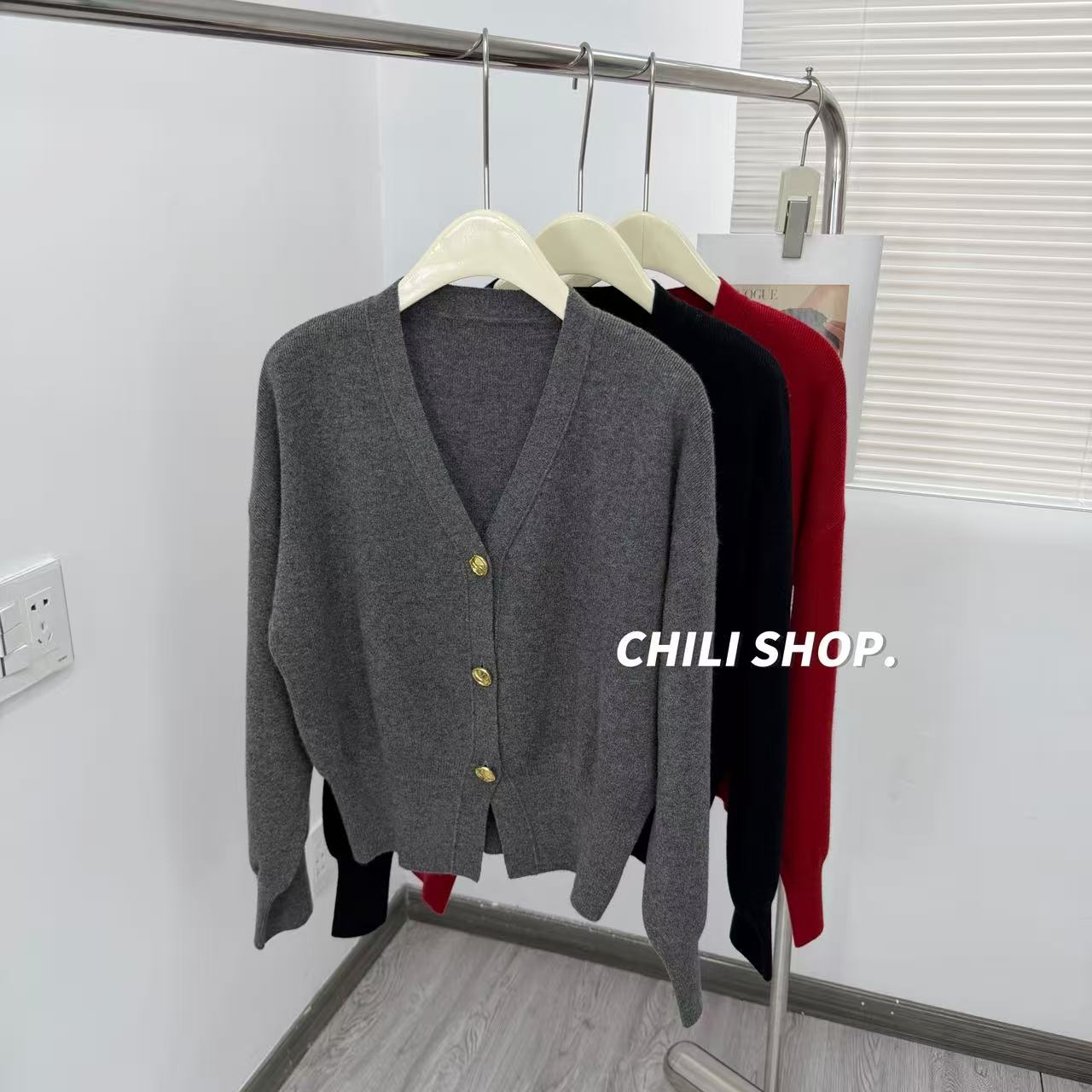 【英英Chili】V领气质小金扣韩系设计师款ins风全毛针织开衫09.14