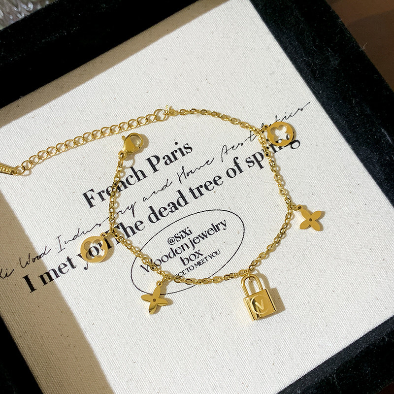 金色小挂件四叶草手链轻奢小众手串精致钛钢手链女生新款手绳饰品