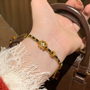 小香风黑金四叶草手链女款手串闺蜜手链轻奢小众精致编织手绳饰品