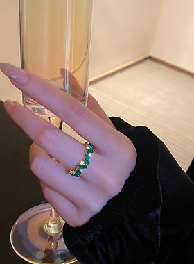 祖母绿戒指女小众设计高级感食指戒指轻奢时尚个性冷淡风尾戒指环