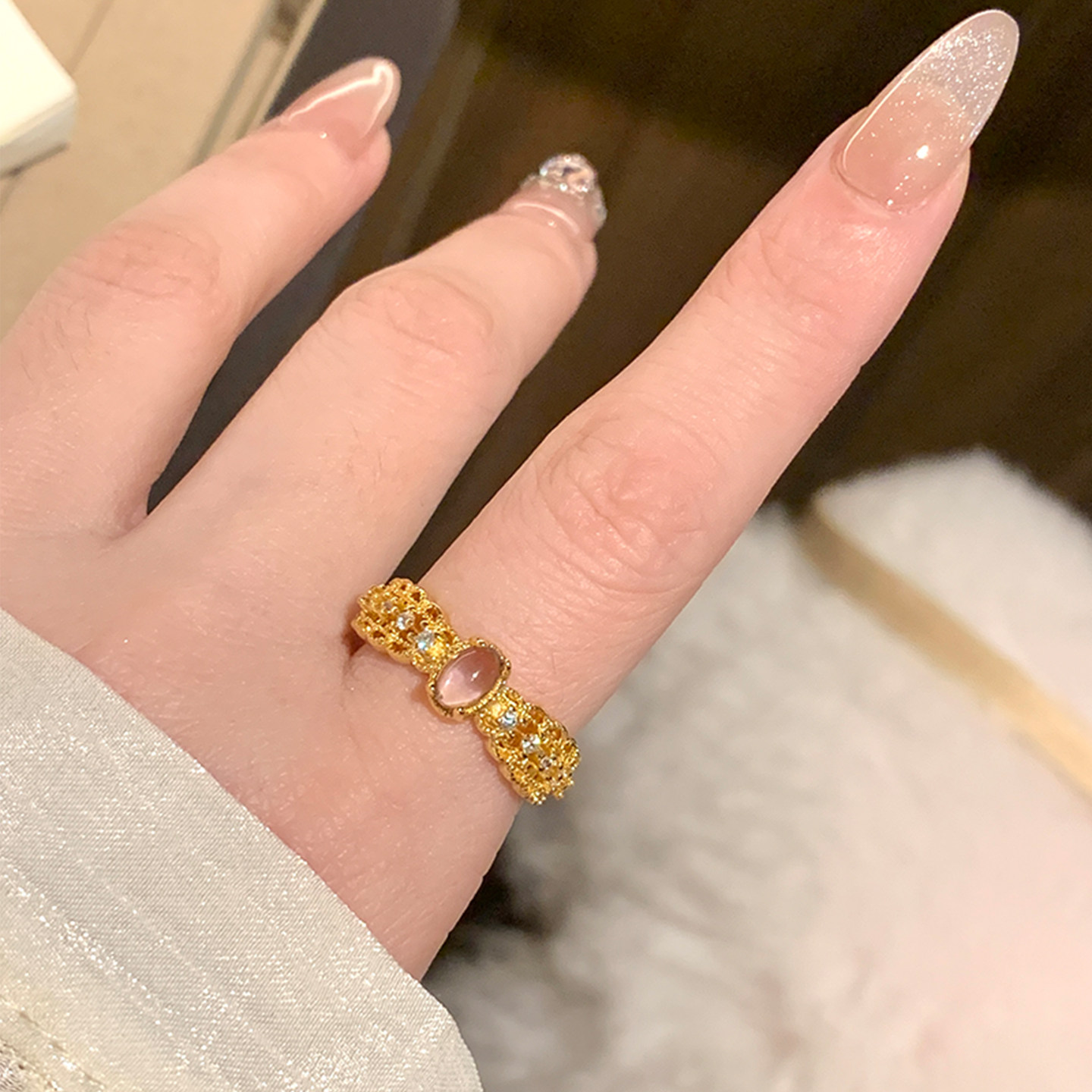 淡紫鸽子蛋镂空花丝金色戒指女