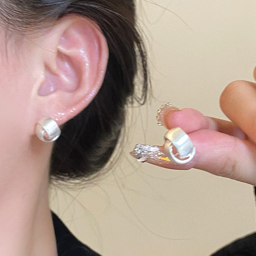 白色素圈耳钉女高级感拉丝耳环