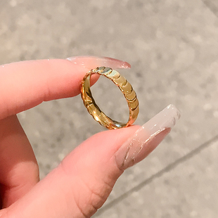 金色鱼鳞素圈戒指女小众设计钛钢戒指女轻奢高级感食指戒指百搭戒