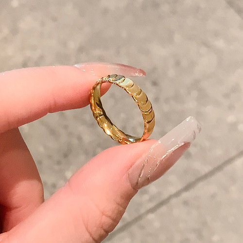 金色鱼鳞片钛钢戒指女金属冷淡风