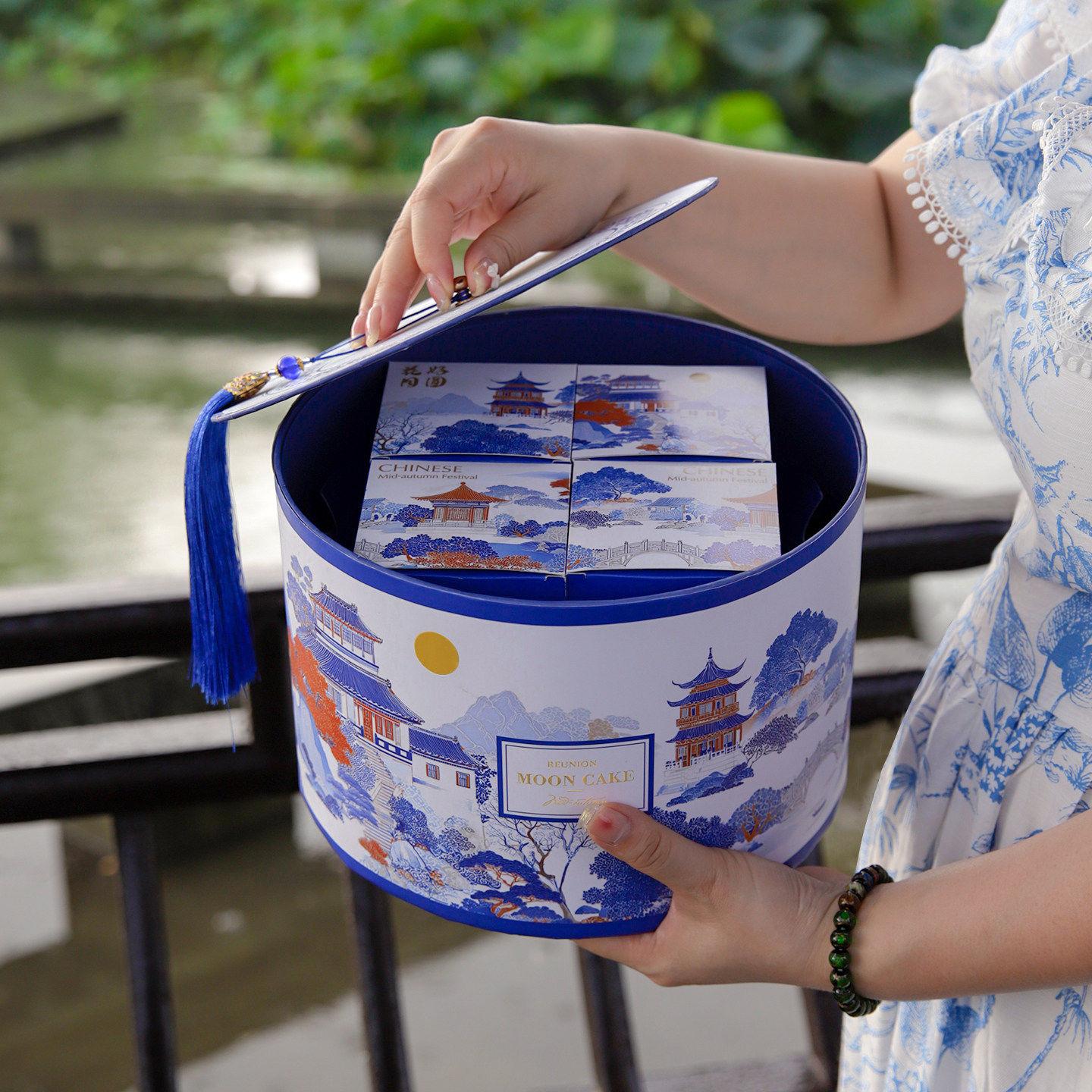 2025新款中秋月饼礼盒包装礼品高档8粒送礼轻奢烘焙空盒瓷韵圆桶