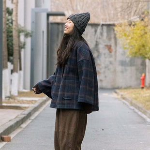 圆领宽袖 配纯棉内胆 短大衣 定织100%羊毛色织格昵 封面是花
