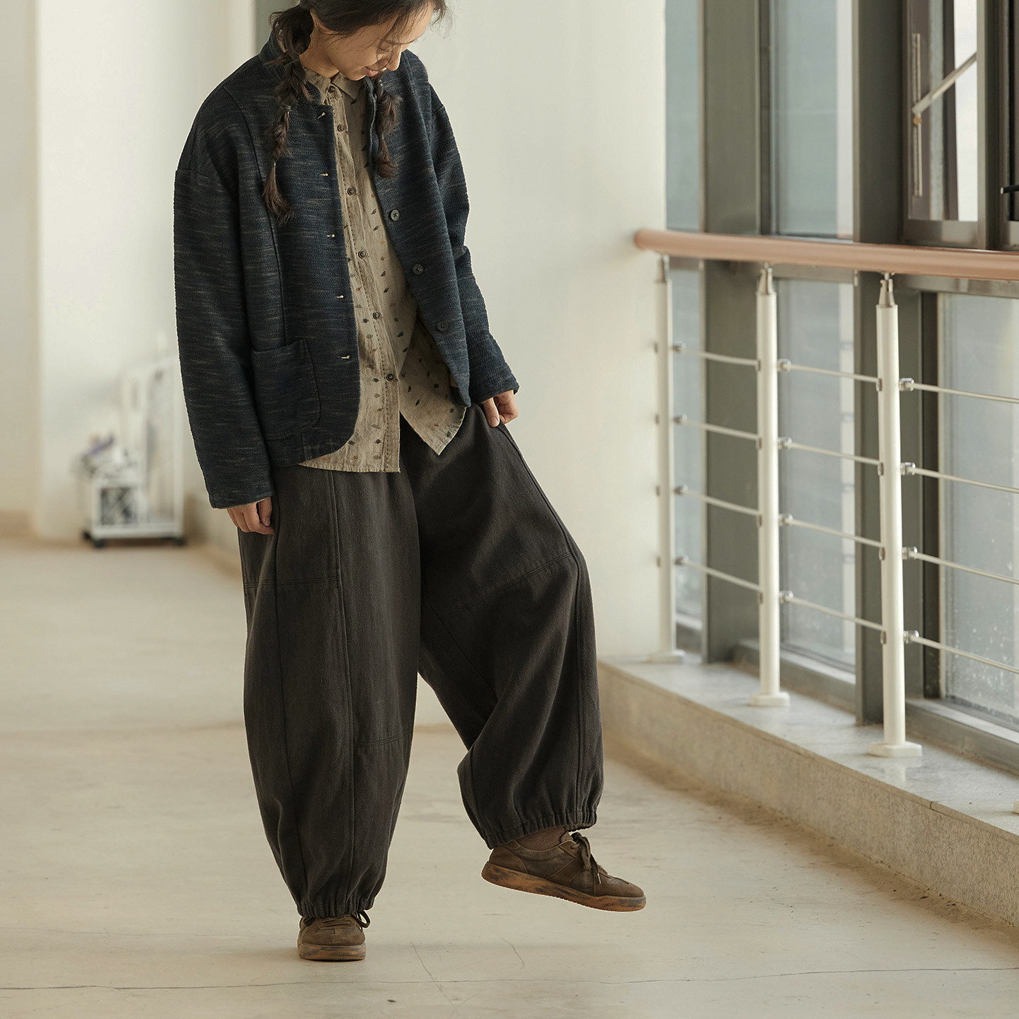 封面是花 汉麻棉混织斜纹 拼接立体造型 松紧腰 长裤