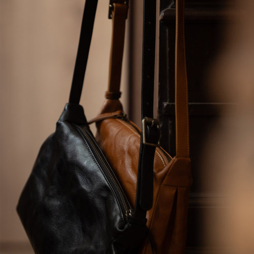 封面是花头层牛皮复古斜挎包