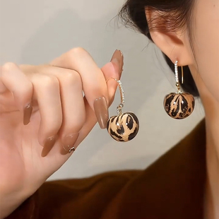 高级感夸张豹纹大珠珠耳环女时尚大气满钻耳钩2024新款银针耳饰品