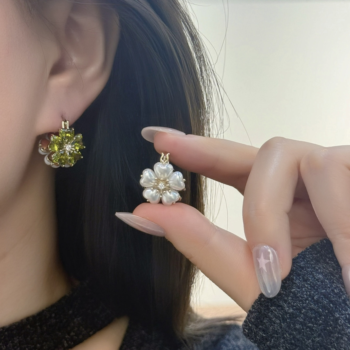 设计感双面白绿花朵耳扣