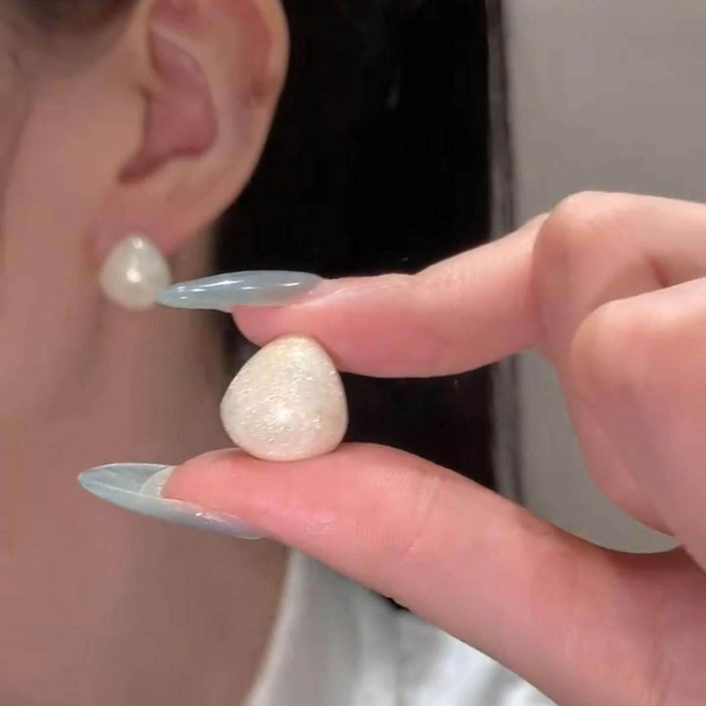 简约设计感白色水滴形滴釉耳环