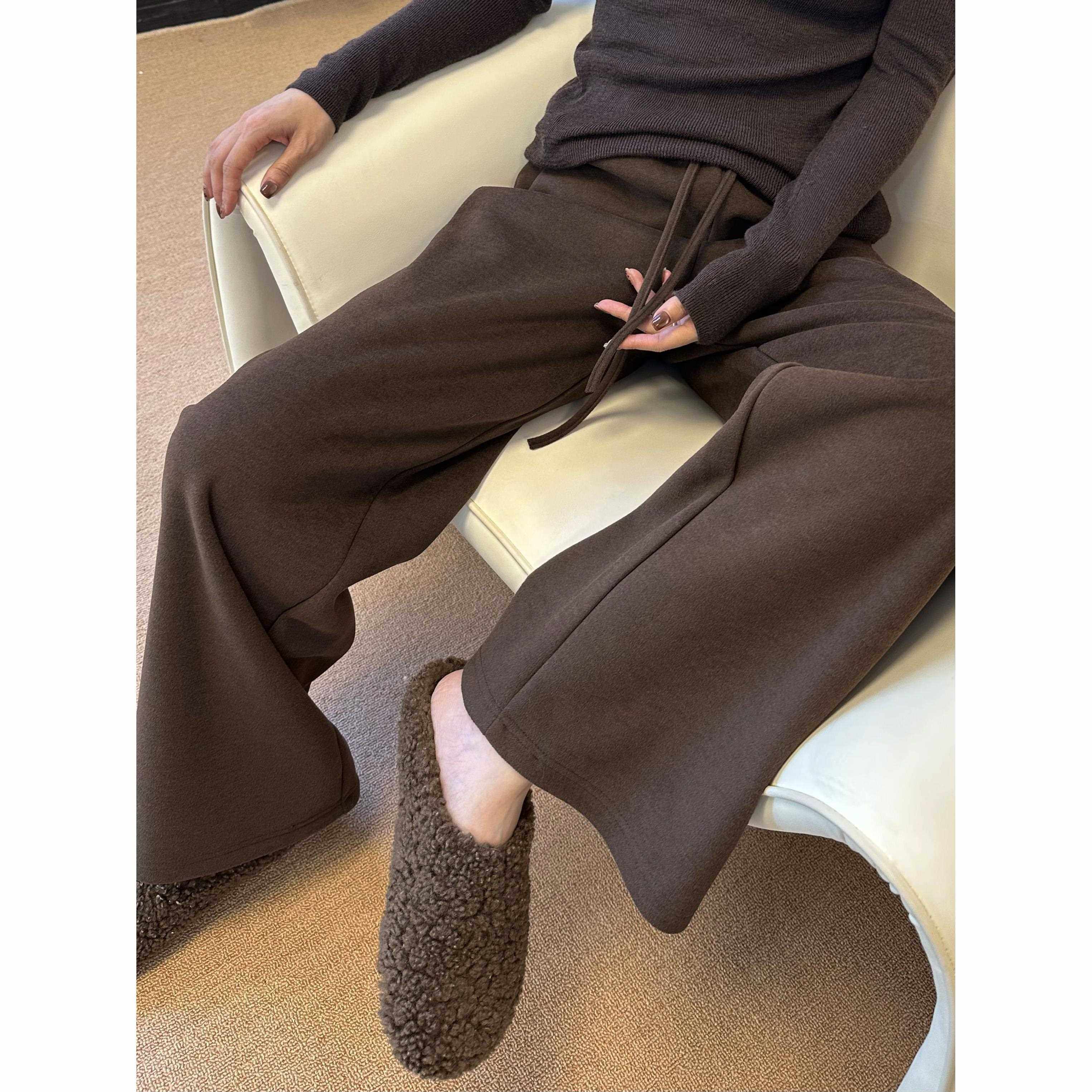 棕色窄版直筒裤女2025秋冬新款糯米醋酸阔腿裤垂感咖色云朵休闲裤