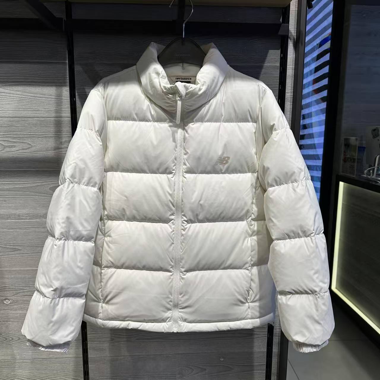NEW BALANCE冬款女运动羽绒服AWJ54321