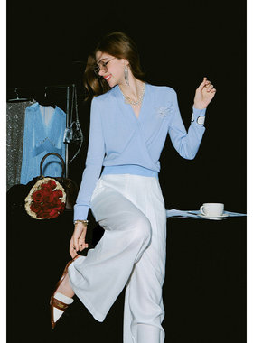 CHICHY法式设计感交叉v领蓝色收腰毛针织衫CW0D013261