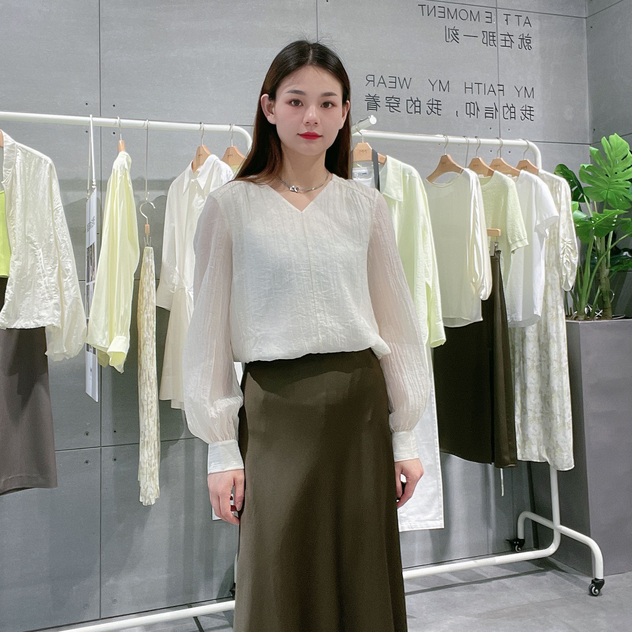 麦檬女士V领宽松简约休闲衬衫5E8122941图片