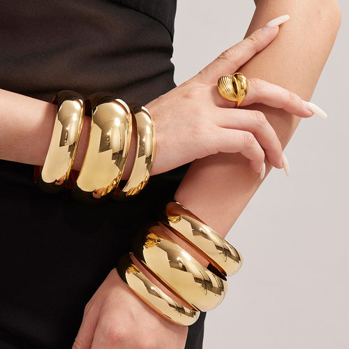 Widening Bracelet with Personalized Metallic Texture