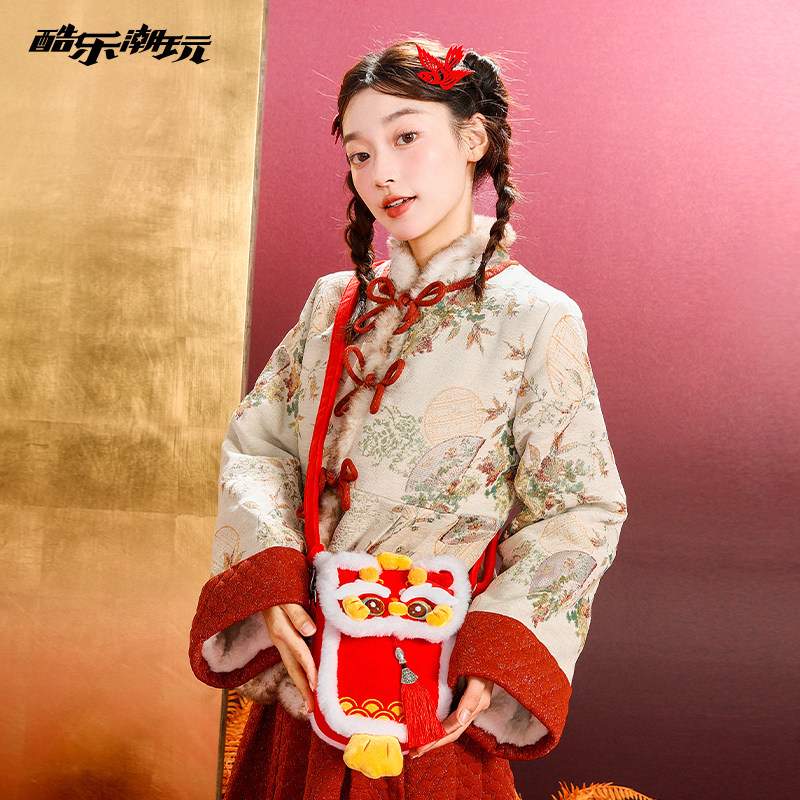 酷乐潮玩可爱锦鲤好运斜挎包女2025新款创意中国风过年毛绒包包