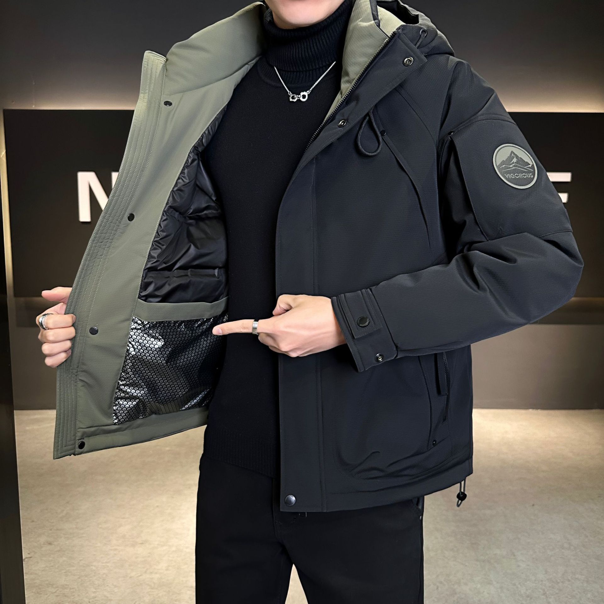 高端羽绒服冲锋衣男士冬季2025年新款高级感防寒连帽工装外套男款