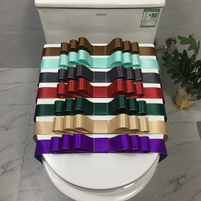绑好卫生间装饰花马桶