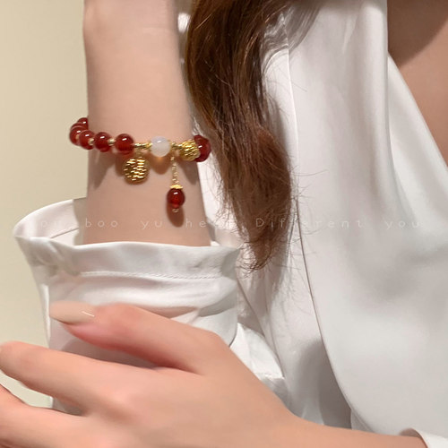 有薄与荷女红玛瑙福字手链